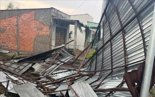 Mưa dông kèm lốc xoáy tại Đồng Tháp, gần 50 căn nhà bị sập và tốc mái Mưa dông kèm lốc xoáy tại Đồng Tháp, gần 50 căn nhà bị sập và tốc mái