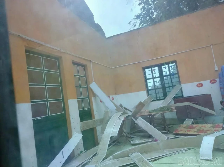 Mưa dông làm 5 người thương vong, hơn nghìn ngôi nhà tốc mái Mưa dông làm 5 người thương vong, hơn nghìn ngôi nhà tốc mái