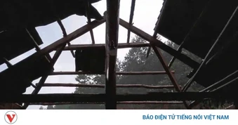 Mưa dông, lốc sét, mưa đá khiến nhiều người bị thương và hàng nghìn nhà bị tốc mái