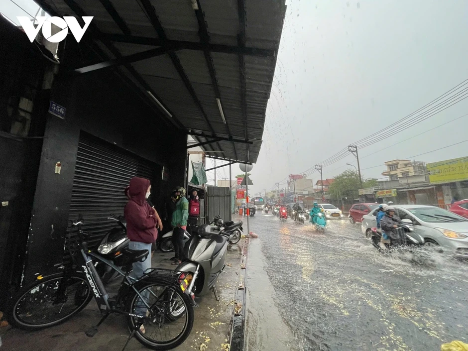 Mưa “giải nhiệt” gây ngập cục bộ tại TP.HCM, người đi chơi lễ bị gián đoạn Mưa “giải nhiệt” gây ngập cục bộ tại TP.HCM, người đi chơi lễ bị gián đoạn