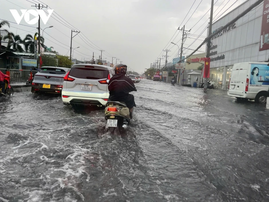 Mưa “giải nhiệt” gây ngập cục bộ tại TP.HCM, người đi chơi lễ bị gián đoạn Mưa “giải nhiệt” gây ngập cục bộ tại TP.HCM, người đi chơi lễ bị gián đoạn