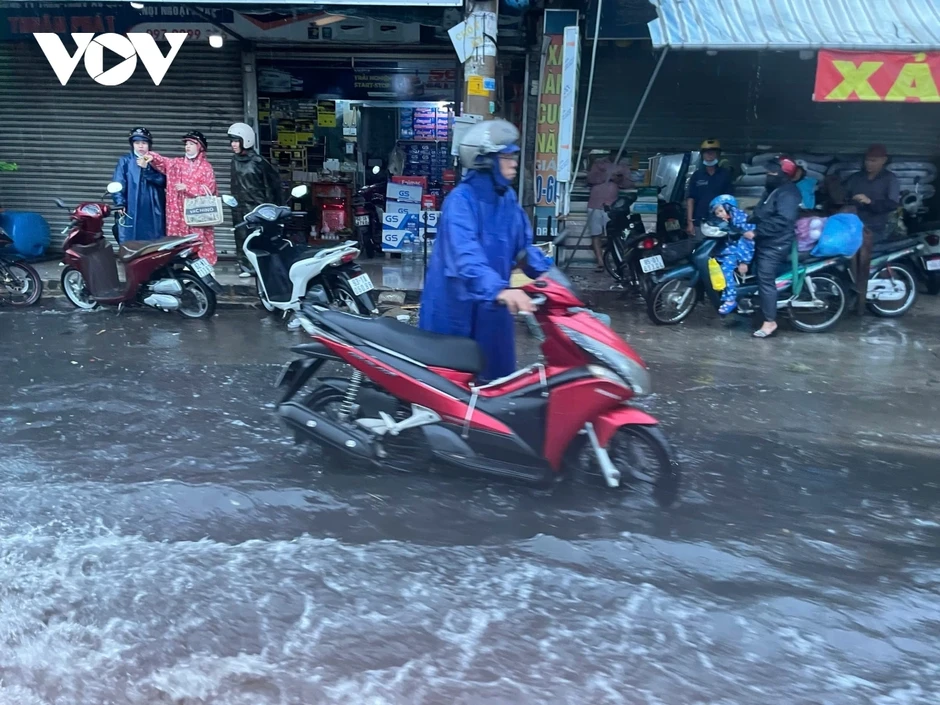Mưa “giải nhiệt” gây ngập cục bộ tại TP.HCM, người đi chơi lễ bị gián đoạn Mưa “giải nhiệt” gây ngập cục bộ tại TP.HCM, người đi chơi lễ bị gián đoạn