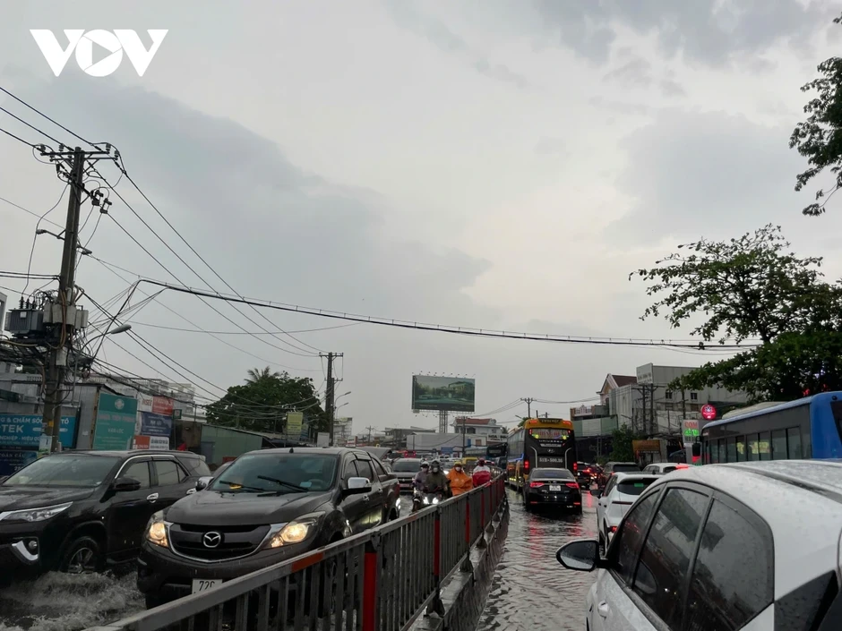 Mưa “giải nhiệt” gây ngập cục bộ tại TP.HCM, người đi chơi lễ bị gián đoạn Mưa “giải nhiệt” gây ngập cục bộ tại TP.HCM, người đi chơi lễ bị gián đoạn