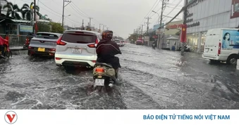Mưa “giải nhiệt” gây ngập cục bộ tại TP.HCM, người đi chơi lễ bị gián đoạn