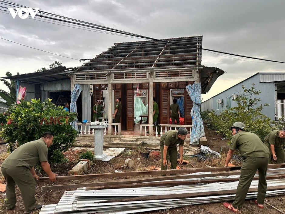 Mưa giông kèm lốc xoáy gây thiệt hại nhiều nhà dân tại Cần Thơ Mưa giông kèm lốc xoáy gây thiệt hại nhiều nhà dân tại Cần Thơ