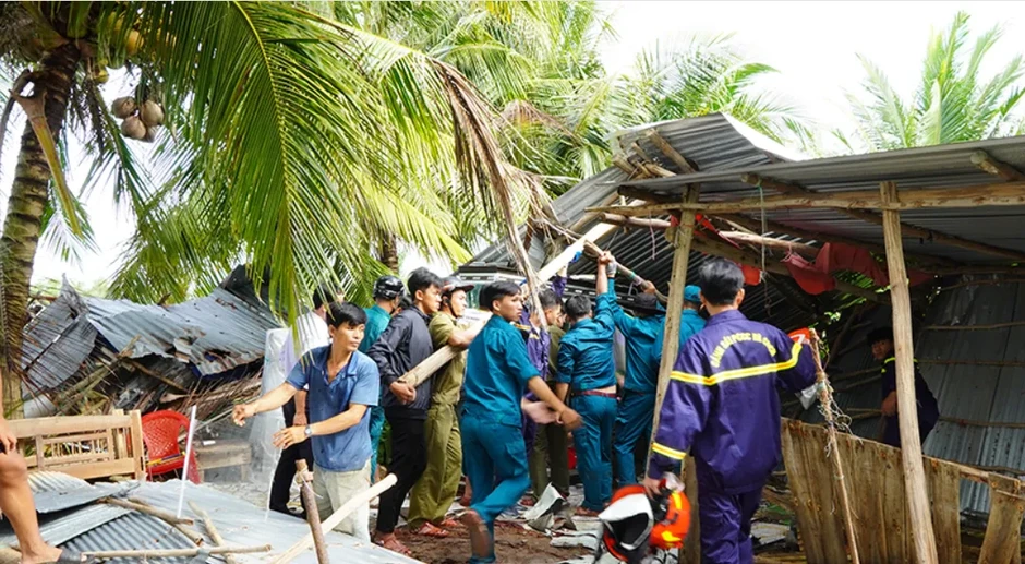 Mưa kèm dông, lốc, sét làm hàng chục nhà dân bị tốc mái, hư hỏng tại nhiều địa phương Mưa kèm dông, lốc, sét làm hàng chục nhà dân bị tốc mái, hư hỏng tại nhiều địa phương