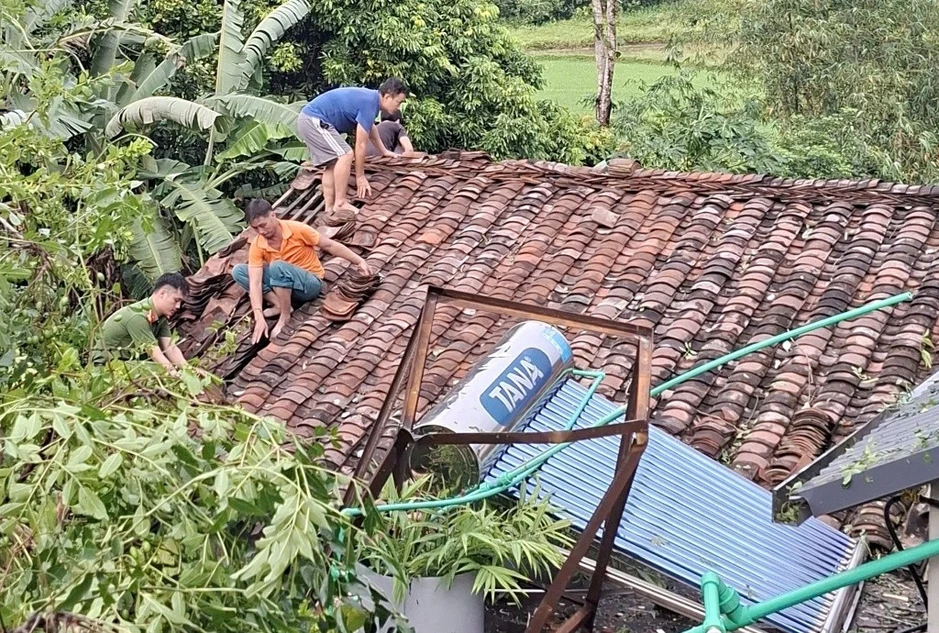 Mưa kèm gió lốc, làm tốc mái nhiều nhà dân ở Cao Bằng Mưa kèm gió lốc, làm tốc mái nhiều nhà dân ở Cao Bằng