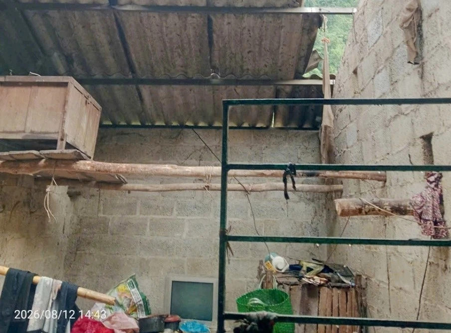 Mưa kèm gió lốc, làm tốc mái nhiều nhà dân ở Cao Bằng Mưa kèm gió lốc, làm tốc mái nhiều nhà dân ở Cao Bằng
