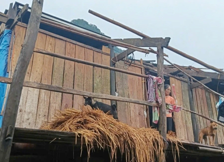 Mưa kèm gió lốc, làm tốc mái nhiều nhà dân ở Cao Bằng Mưa kèm gió lốc, làm tốc mái nhiều nhà dân ở Cao Bằng