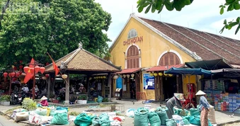 Mùa lá mồng 5 về giữa góc chợ phố cổ Hội An