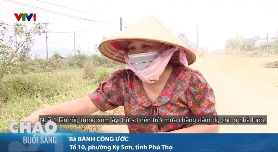 Mưa lầy, nắng bụi, sạt lở rình rập trên tuyến đường thi công dang dở Mưa lầy, nắng bụi, sạt lở rình rập trên tuyến đường thi công dang dở