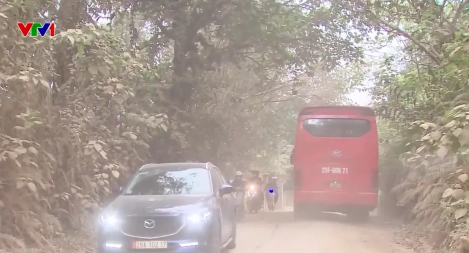 Mưa lầy, nắng bụi, sạt lở rình rập trên tuyến đường thi công dang dở Mưa lầy, nắng bụi, sạt lở rình rập trên tuyến đường thi công dang dở