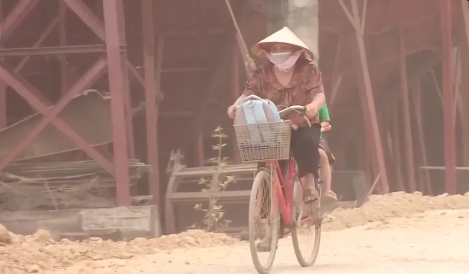 Mưa lầy, nắng bụi, sạt lở rình rập trên tuyến đường thi công dang dở Mưa lầy, nắng bụi, sạt lở rình rập trên tuyến đường thi công dang dở