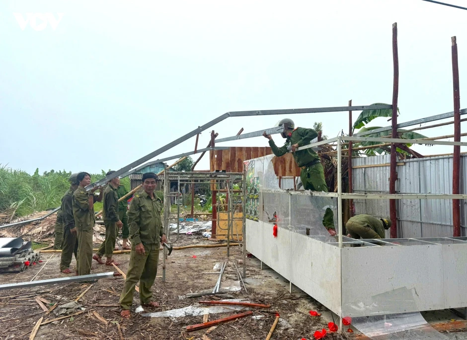 Mưa lốc bất ngờ, gây thiệt hại 27 nhà dân tại Cà Mau Mưa lốc bất ngờ, gây thiệt hại 27 nhà dân tại Cà Mau