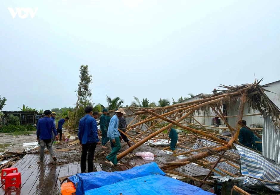 Mưa lốc bất ngờ, gây thiệt hại 27 nhà dân tại Cà Mau Mưa lốc bất ngờ, gây thiệt hại 27 nhà dân tại Cà Mau