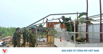 Mưa lốc bất ngờ, gây thiệt hại 27 nhà dân tại Cà Mau