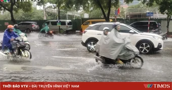 Mưa lớn bao trùm Bắc Bộ, Biển Đông sóng cao tới 5m