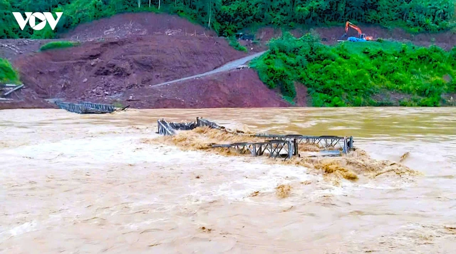 Mưa lớn, cầu tạm ở xã biên giới Nghệ An bị cuốn trôi Mưa lớn, cầu tạm ở xã biên giới Nghệ An bị cuốn trôi