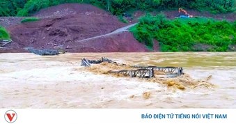 Mưa lớn, cầu tạm ở xã biên giới Nghệ An bị cuốn trôi