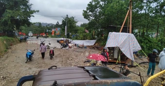 Mưa lớn cuốn trôi cầu tạm, xã miền núi Đà Nẵng khẩn trương khắc phục để đảm bảo bầu cử