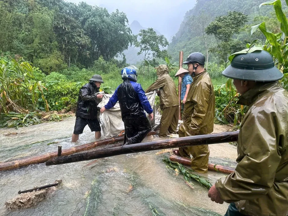 Mưa lớn, dông lốc tại nhiều địa phương, hàng trăm ngôi nhà bị ngập nước, tốc mái Mưa lớn, dông lốc tại nhiều địa phương, hàng trăm ngôi nhà bị ngập nước, tốc mái