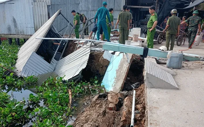 Mưa lớn, dông lốc tại nhiều địa phương, hàng trăm ngôi nhà bị ngập nước, tốc mái Mưa lớn, dông lốc tại nhiều địa phương, hàng trăm ngôi nhà bị ngập nước, tốc mái
