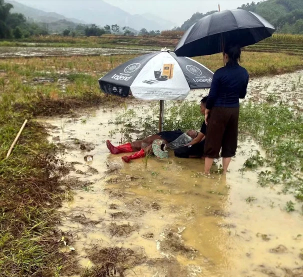 Mưa lớn, dông lốc tại nhiều địa phương, hàng trăm ngôi nhà bị ngập nước, tốc mái Mưa lớn, dông lốc tại nhiều địa phương, hàng trăm ngôi nhà bị ngập nước, tốc mái