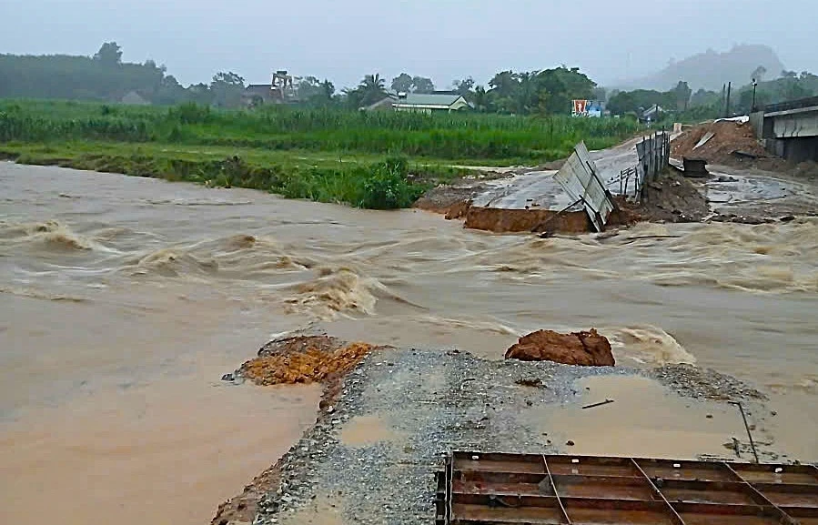 Mưa lớn gây ngập, chia cắt nhiều tuyến đường ở Nghệ An