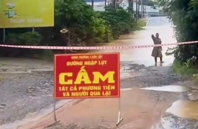 Mưa lớn gây ngập hơn 100 căn nhà ở Lâm Đồng Mưa lớn gây ngập hơn 100 căn nhà ở Lâm Đồng