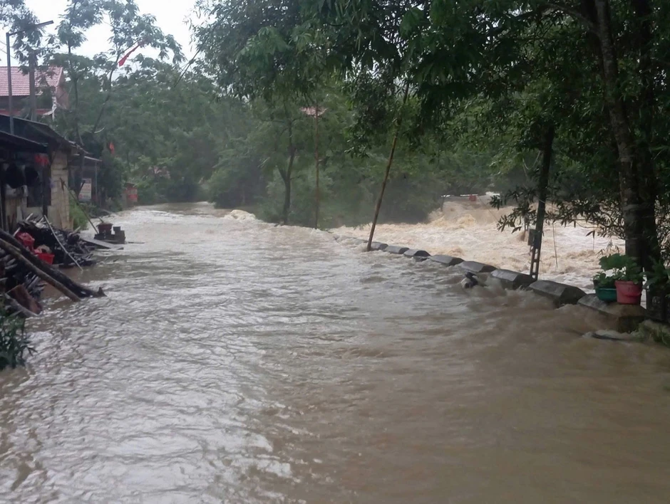 Mưa lớn gây ngập lụt, sạt lở đất đá, bờ kè tại Lạng Sơn Mưa lớn gây ngập lụt, sạt lở đất đá, bờ kè tại Lạng Sơn
