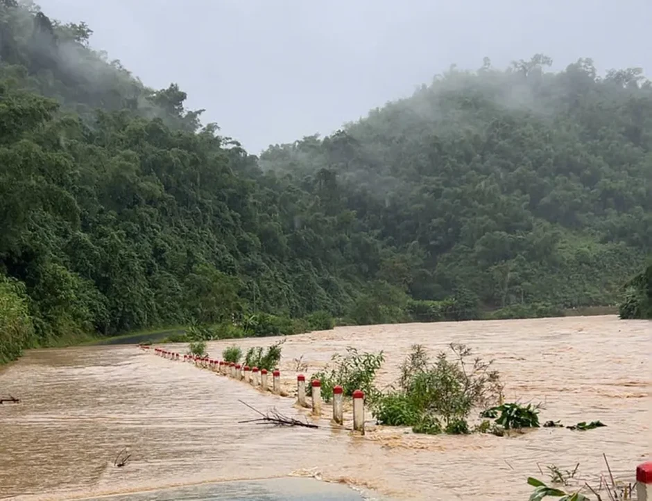 Mưa lớn gây ngập, sạt lở ở Thanh Hoá và Nghệ An Mưa lớn gây ngập, sạt lở ở Thanh Hoá và Nghệ An