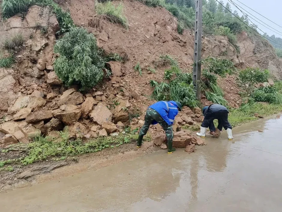 Mưa lớn gây ngập, sạt lở ở Thanh Hoá và Nghệ An Mưa lớn gây ngập, sạt lở ở Thanh Hoá và Nghệ An