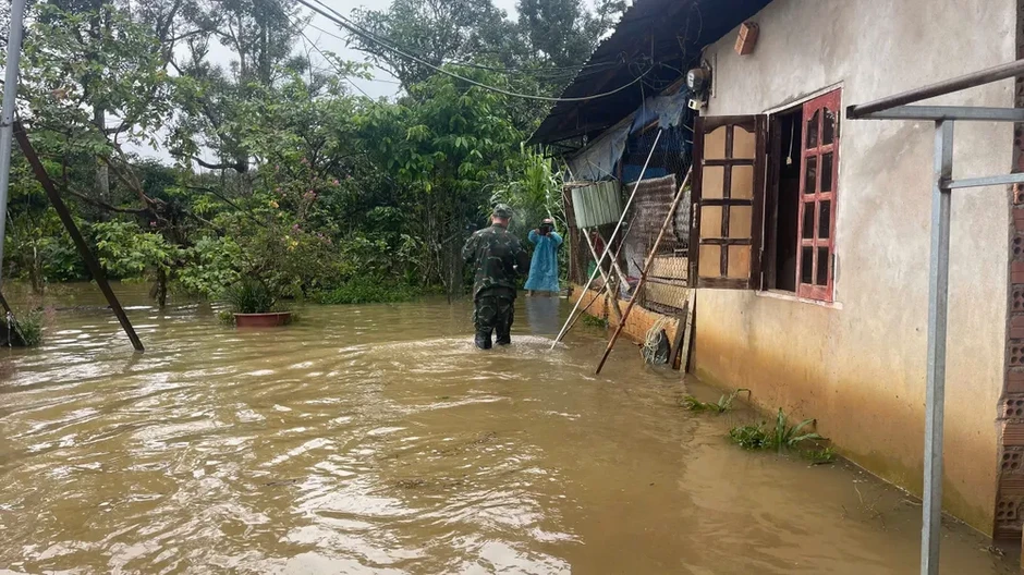 Mưa lớn gây ngập sâu tại Bảo Lộc, hàng chục hộ dân phải di dời Mưa lớn gây ngập sâu tại Bảo Lộc, hàng chục hộ dân phải di dời