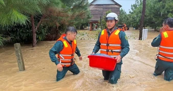Mưa lớn gây ngập sâu tại Bảo Lộc, hàng chục hộ dân phải di dời