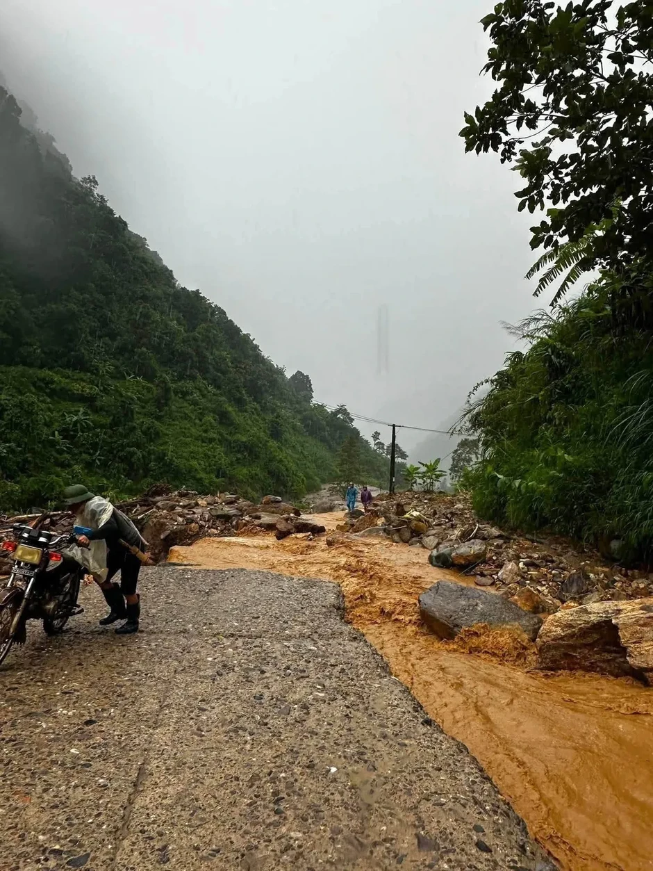 Mưa lớn gây sạt lở, ách tắc giao thông tại Sơn La Mưa lớn gây sạt lở, ách tắc giao thông tại Sơn La