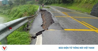 Mưa lớn gây sạt lở, chia cắt nhiều tuyến giao thông ở Điện Biên