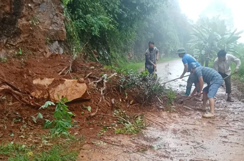 Mưa lớn gây sạt lở, Công an kịp thời di dời người dân khỏi ngôi nhà có nguy cơ sập Mưa lớn gây sạt lở, Công an kịp thời di dời người dân khỏi ngôi nhà có nguy cơ sập