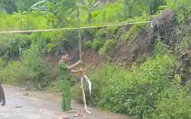 Mưa lớn gây sạt lở, Công an kịp thời di dời người dân khỏi ngôi nhà có nguy cơ sập Mưa lớn gây sạt lở, Công an kịp thời di dời người dân khỏi ngôi nhà có nguy cơ sập