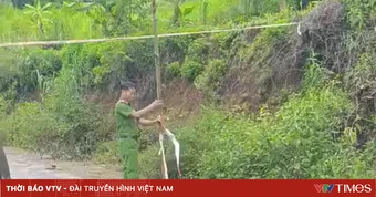 Mưa lớn gây sạt lở, Công an kịp thời di dời người dân khỏi ngôi nhà có nguy cơ sập