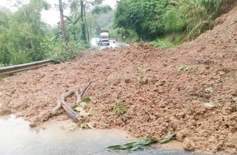 Mưa lớn gây sạt lở đất ở Thái Nguyên, giao thông tạm thời chia cắt