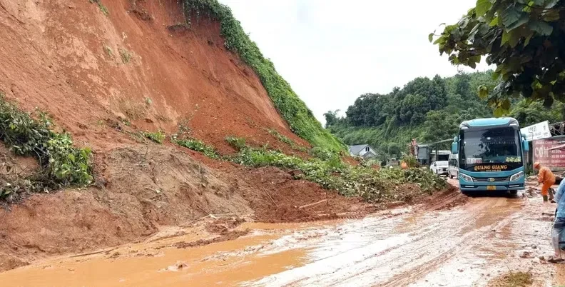 Mưa lớn gây sạt lở trên nhiều tuyến giao thông, Tuyên Quang khẩn trương xử lý khắc phục Mưa lớn gây sạt lở trên nhiều tuyến giao thông, Tuyên Quang khẩn trương xử lý khắc phục