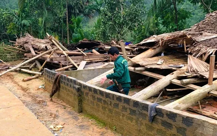 Mưa lớn kèm dông lốc ở Thanh Hóa làm sập nhà dân, bé trai 13 tuổi tử vong Mưa lớn kèm dông lốc ở Thanh Hóa làm sập nhà dân, bé trai 13 tuổi tử vong