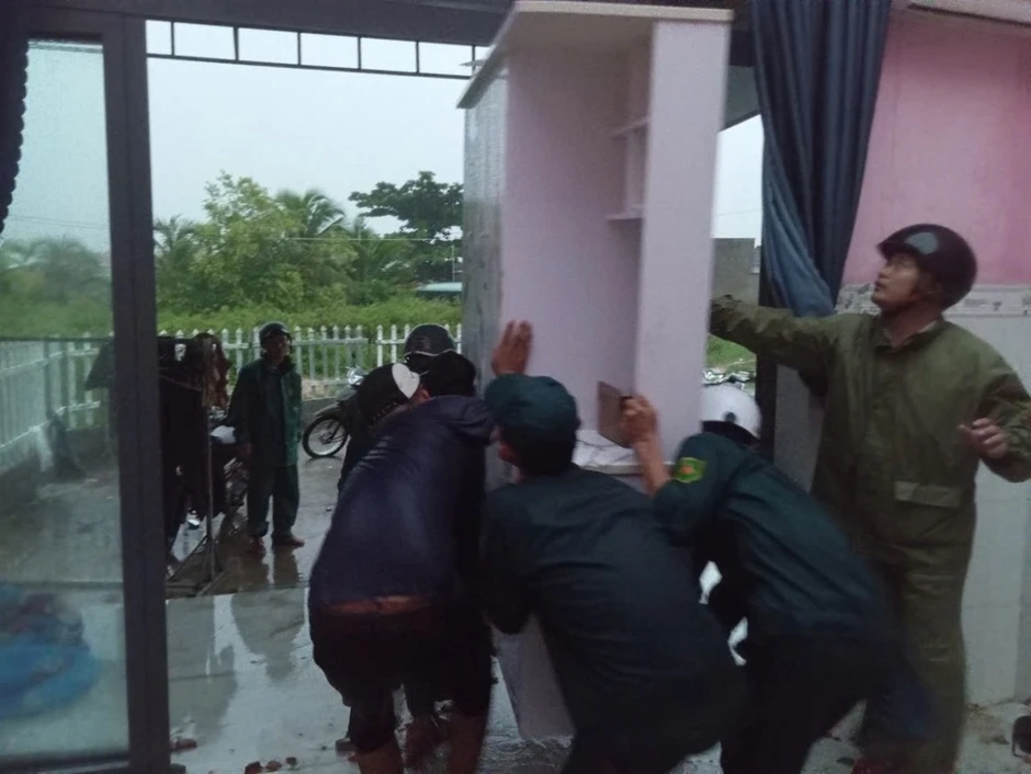 Mưa lớn kèm lốc xoáy làm thiệt hại tài sản của người dân ở Lâm Đồng Mưa lớn kèm lốc xoáy làm thiệt hại tài sản của người dân ở Lâm Đồng