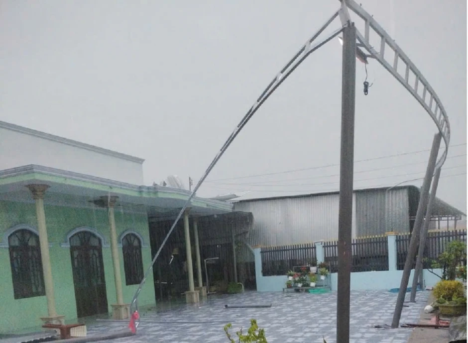 Mưa lớn kèm lốc xoáy làm thiệt hại tài sản của người dân ở Lâm Đồng Mưa lớn kèm lốc xoáy làm thiệt hại tài sản của người dân ở Lâm Đồng