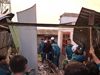 Mưa lớn kèm lốc xoáy, nhà dân bị tốc mái, cây xanh đổ hàng loạt ở Lâm Đồng