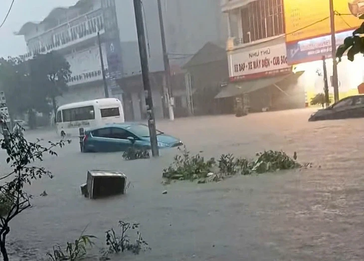 Mưa lớn kéo dài, Cẩm Phả, Quảng Ninh ngập trong biển nước Mưa lớn kéo dài, Cẩm Phả, Quảng Ninh ngập trong biển nước