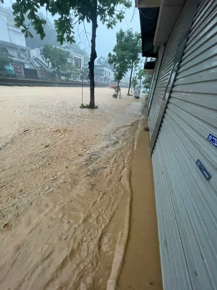 Mưa lớn kéo dài, Cẩm Phả, Quảng Ninh ngập trong biển nước Mưa lớn kéo dài, Cẩm Phả, Quảng Ninh ngập trong biển nước
