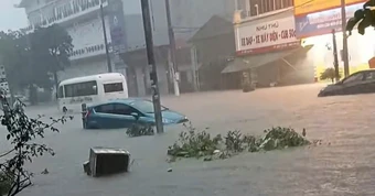Mưa lớn kéo dài, Cẩm Phả, Quảng Ninh ngập trong biển nước