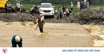 Mưa lớn kéo dài, công an dùng xe chuyên dụng chở học sinh vượt suối đến trường
