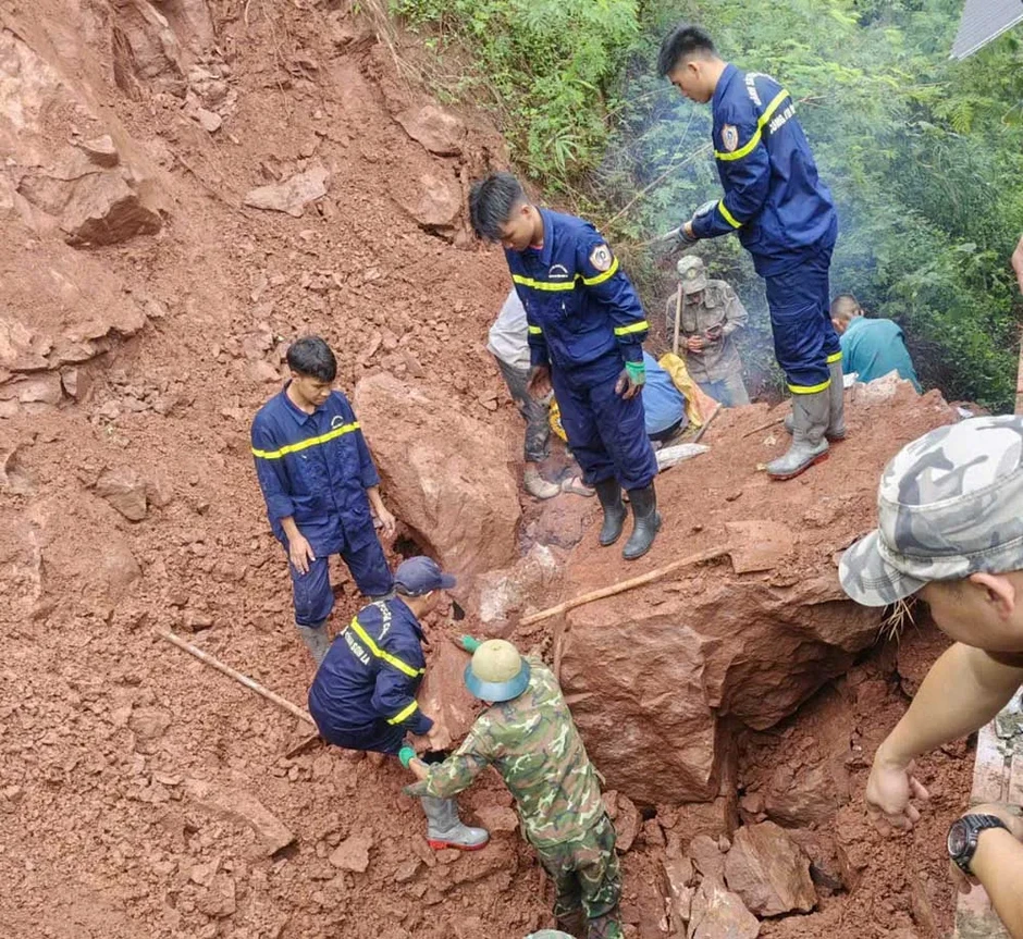 Mưa lớn kéo dài gây sạt lở, đất, đá tràn vào nhà dân ở Sơn La Mưa lớn kéo dài gây sạt lở, đất, đá tràn vào nhà dân ở Sơn La